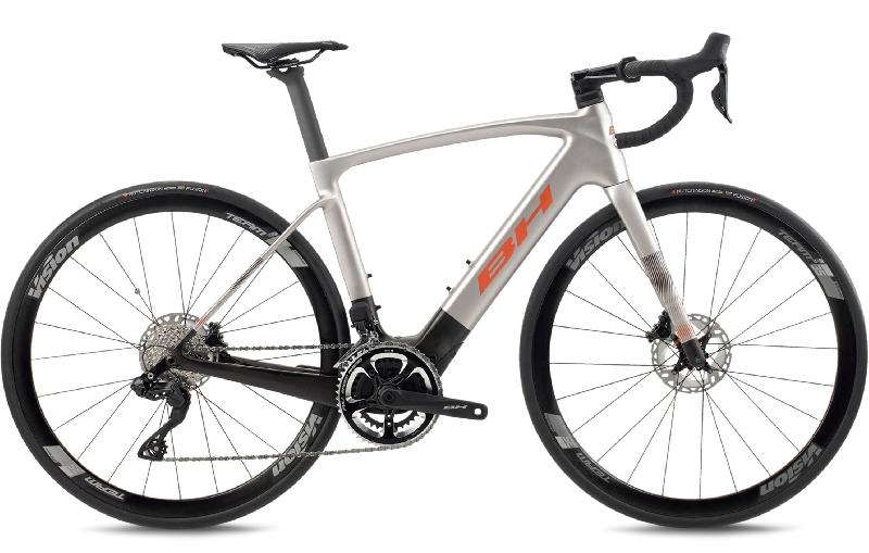 BH iRS1 CARBON 1.5 EC156 barva SILVER / DARK GREY / ORANGE 2026 kola 28 baterie 17,5 Ah