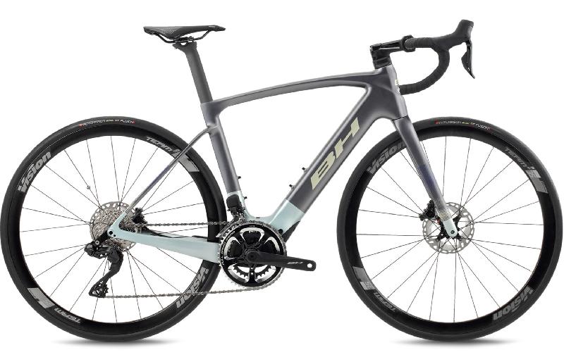 BH iRS1 CARBON 1.5 EC156 barva DARK GREY / LIGHT BLUE / LATÉ 2026 kola 28 baterie 17,5 Ah