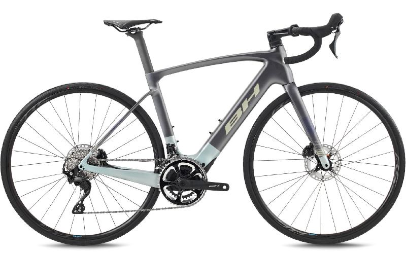 BH iRS1 CARBON 1.4 EC146 barva DARK GREY / LIGHT BLUE / LATÉ 2026 kola 28 baterie 17,5 Ah