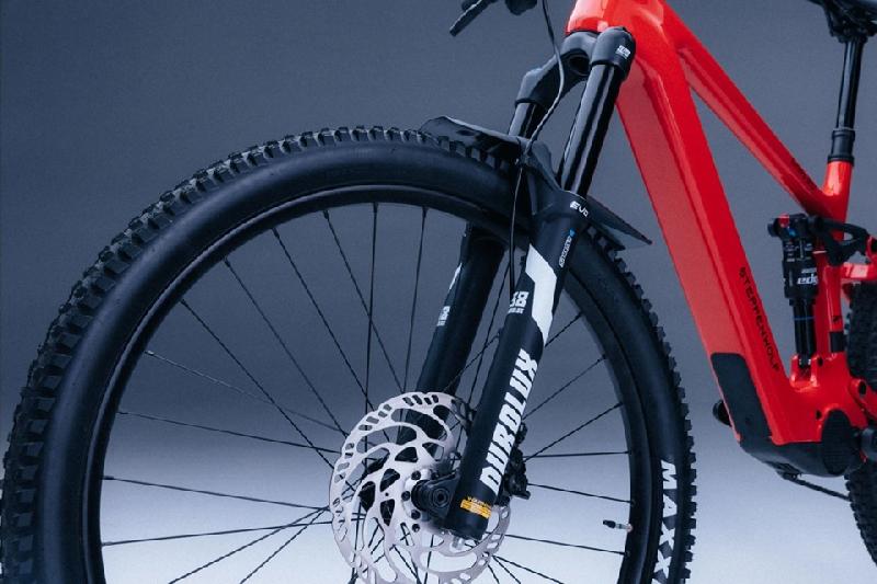 Elektrokolo steppenwolf 3980 tundra 9 0 avinox barva racing red gloss 2