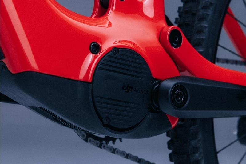 Elektrokolo steppenwolf 4049 tundra 9 0 avinox barva racing red gloss   predvadeci kolo c 27 3
